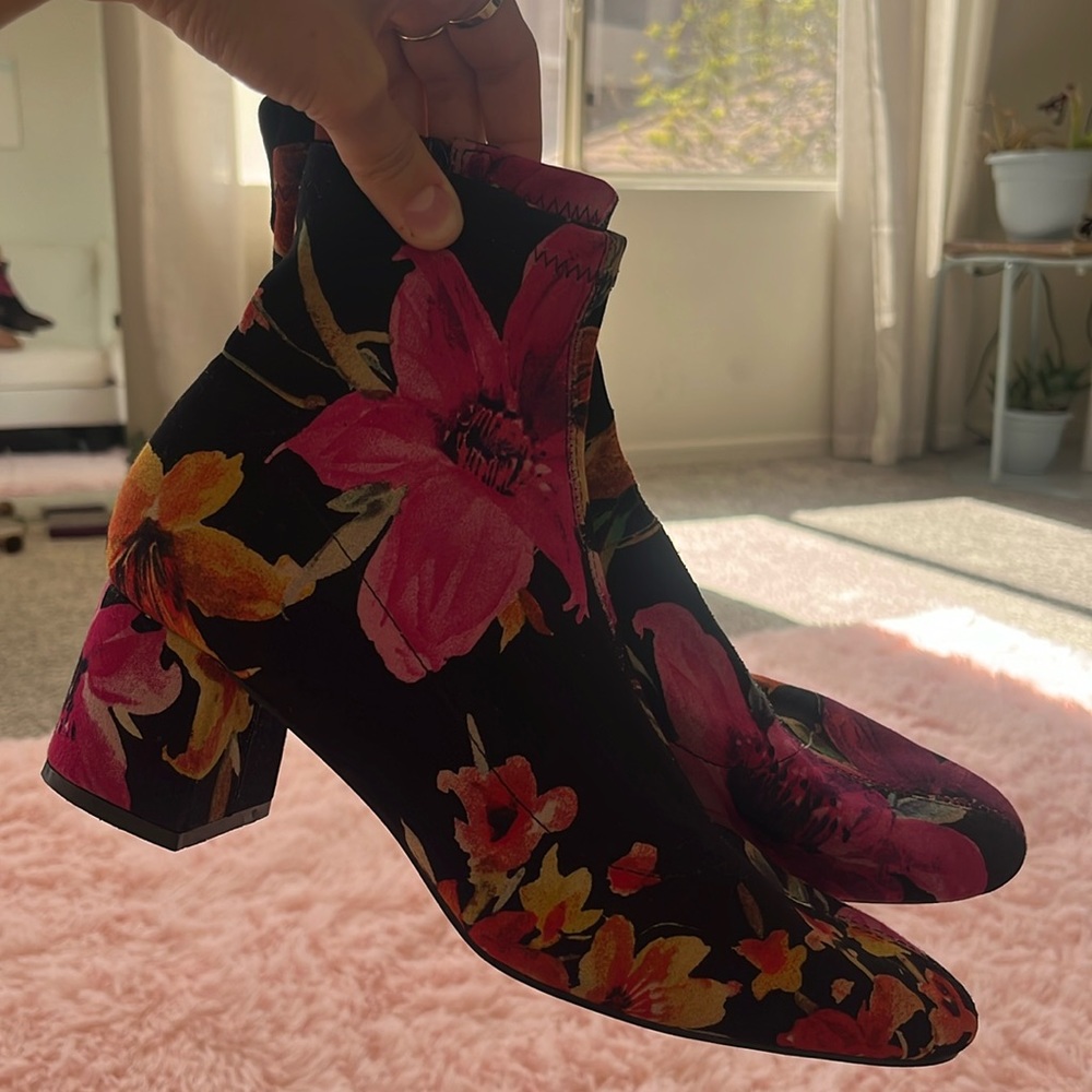 Great condition Nordstrom spring fashion booties